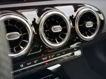 MERCEDES-BENZ CLA 200 7G-DCT AMG-Line  AHK LED CAM NAVI