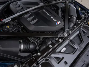 BMW M4 Competition xDrive mit M-Performance Teilen