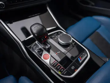 BMW M4 Competition xDrive mit M-Performance Teilen