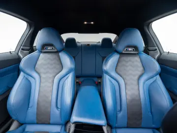 BMW M4 Competition xDrive mit M-Performance Teilen