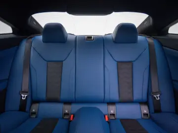 BMW M4 Competition xDrive mit M-Performance Teilen