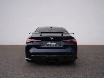 BMW M4 Competition xDrive mit M-Performance Teilen