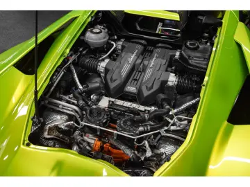 LAMBORGHINI Revuelto AD PERSONAM - VERDE CITREA   ROSSO MARS