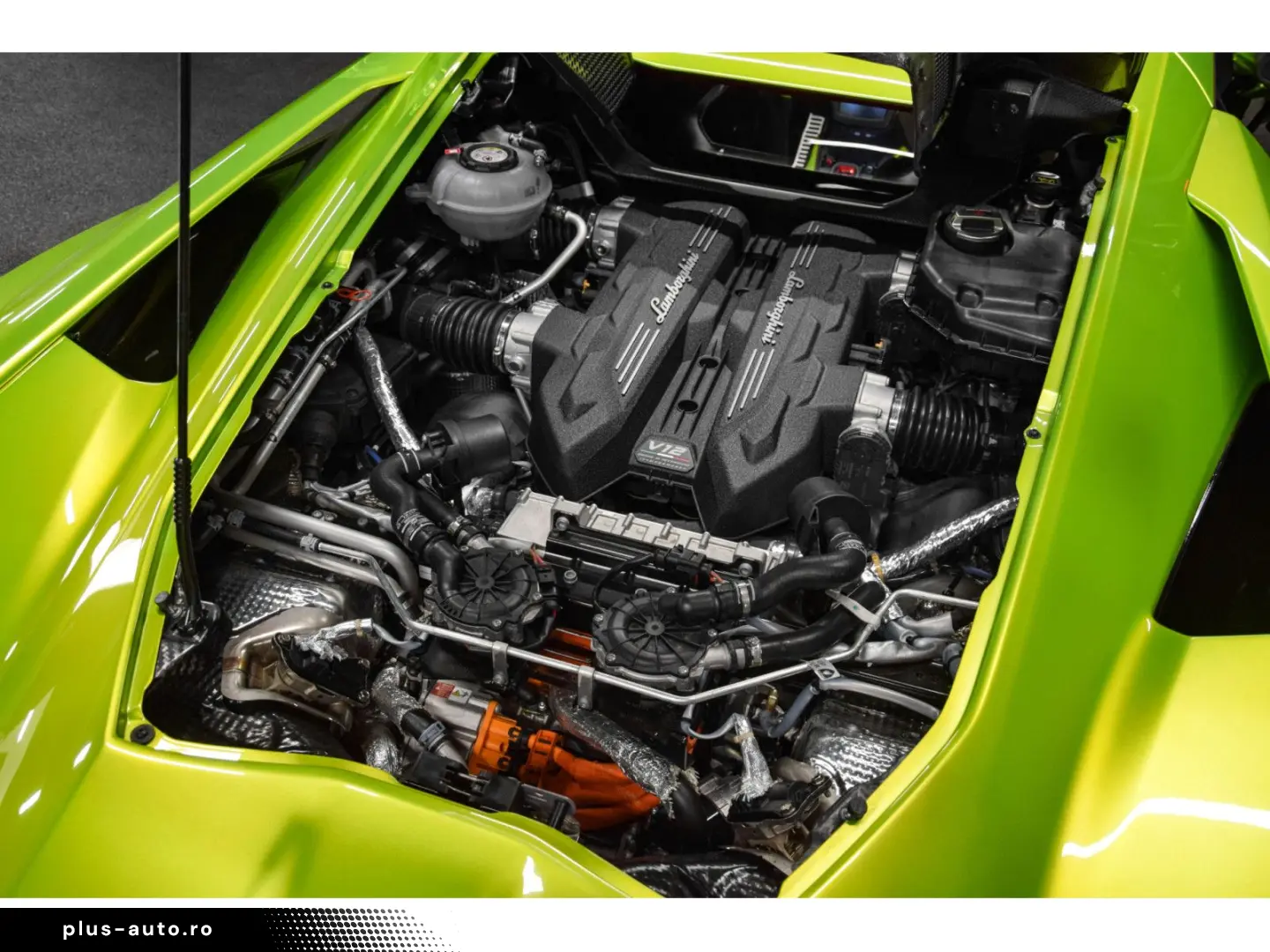 LAMBORGHINI Revuelto AD PERSONAM - VERDE CITREA   ROSSO MARS