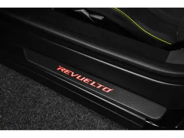 LAMBORGHINI Revuelto AD PERSONAM - VERDE CITREA   ROSSO MARS