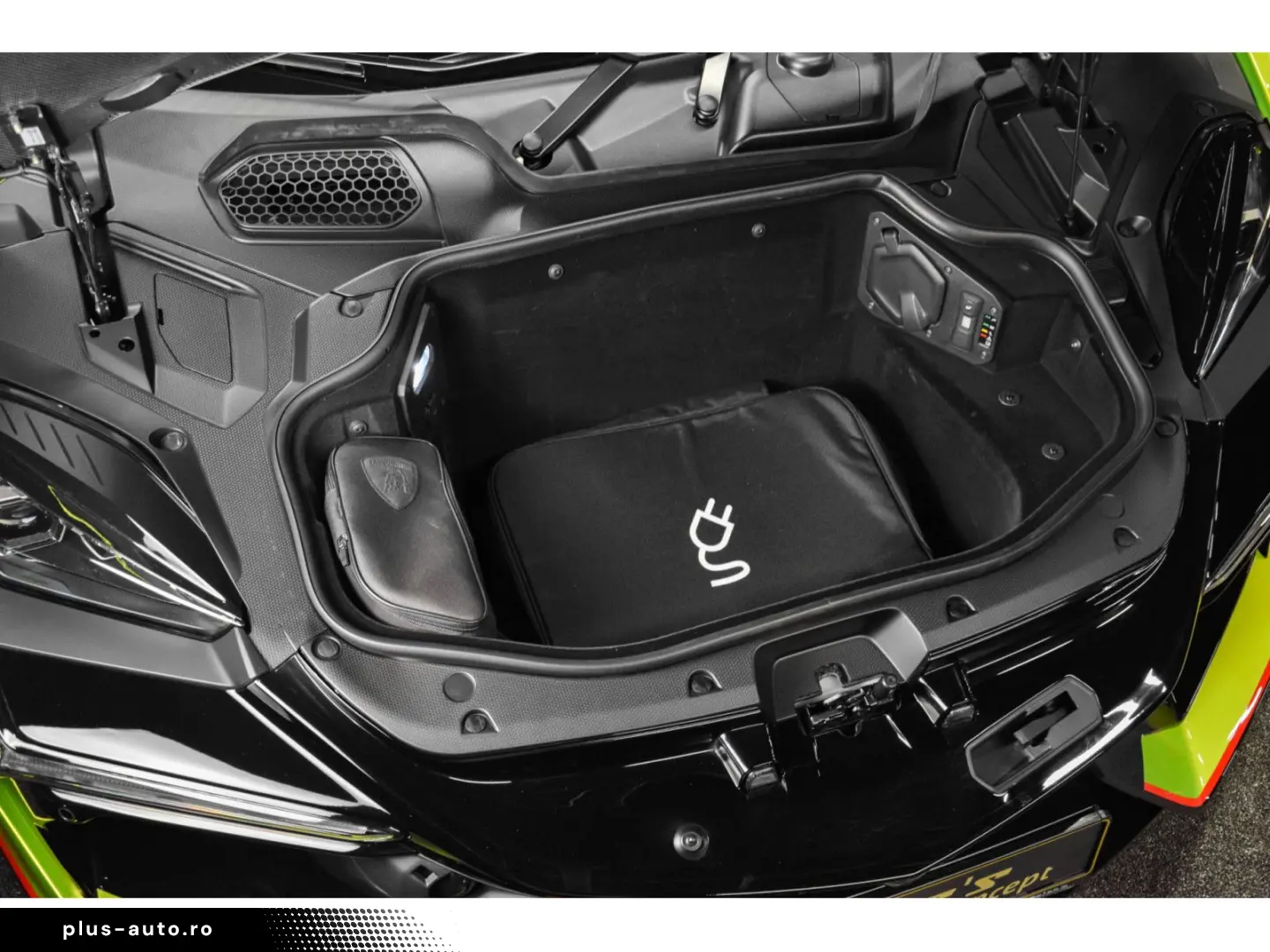 LAMBORGHINI Revuelto AD PERSONAM - VERDE CITREA   ROSSO MARS