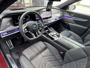 BMW M760e xDrive M Sport PANO-SKY Autom.Tür Massage