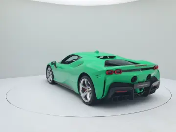 FERRARI SF90 Stradale - SIGNAL GREEN - FERRARI HAMBURG