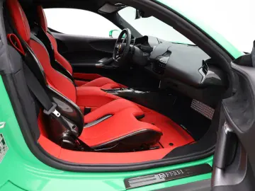 FERRARI SF90 Stradale - SIGNAL GREEN - FERRARI HAMBURG