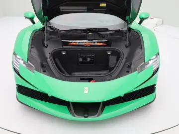 FERRARI SF90 Stradale - SIGNAL GREEN - FERRARI HAMBURG