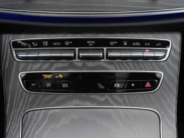 Mercedes-Benz E300 e 4Matic 9G-TRONIC Avantgarde