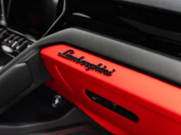 LAMBORGHINI Urus S Bang&Olufsen Panorama Qcittura