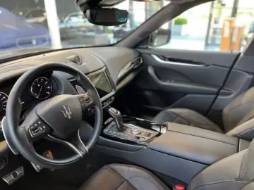 MASERATI Levante Modena MY22  Pano  Assistenten Navi LED