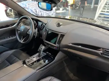 MASERATI Levante Modena MY22  Pano  Assistenten Navi LED