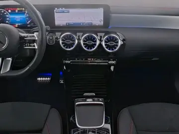 MERCEDES-BENZ CLA 200 Coupé AMG Night Pano AHK Burm DISTR 19