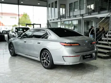 BMW 740 d xDrive B&W