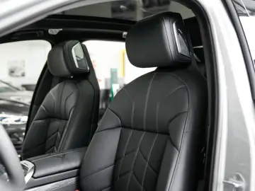 BMW 740 d xDrive B&W