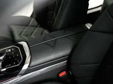 BMW 740 d xDrive B&W