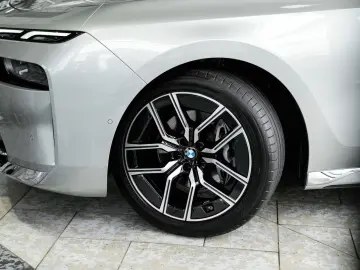 BMW 740 d xDrive B&W