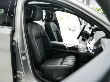 BMW 740 d xDrive B&W