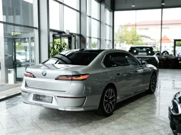 BMW 740 d xDrive B&W