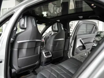 BMW 740 d xDrive B&W