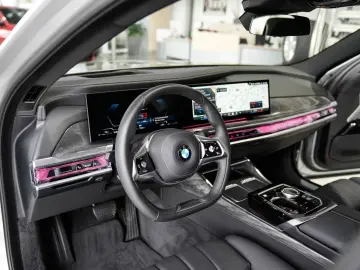 BMW 740 d xDrive B&W