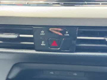 VW Golf VIII Lim. Life eTSI LED Ambilight ACC Spur