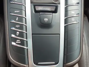 PORSCHE Macan 2.0 Sport Design Pano 21Zoll el.AHK