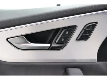 AUDI Q8 50 TDI quattro S line Navi Matrix AHK HUD