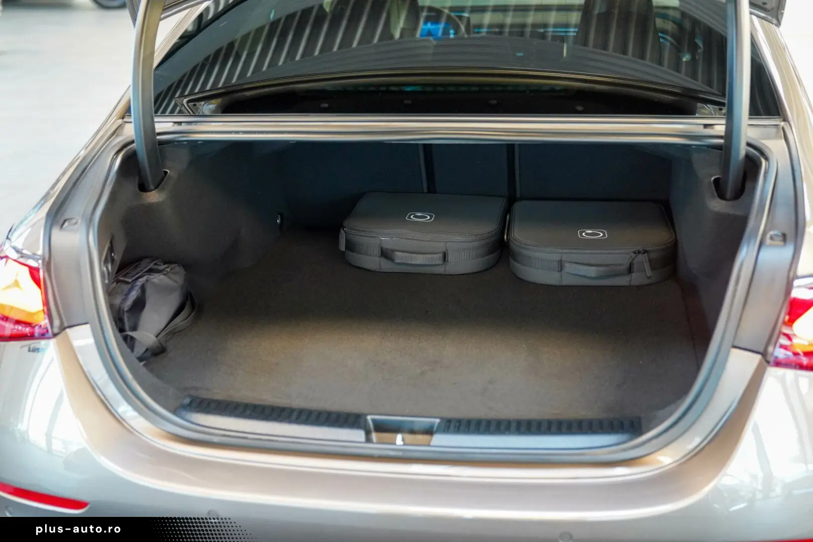 MERCEDES-BENZ E 300 de AMG Line Night samtbraun Burm&hellip;