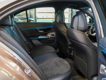 MERCEDES-BENZ E 300 de AMG Line Night samtbraun Burm&hellip;