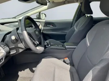 TOYOTA Prius Plug-in Hybrid Executive  Perl.  8-Fach