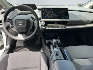 TOYOTA Prius Plug-in Hybrid Executive  Perl.  8-Fach