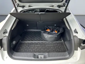 TOYOTA Prius Plug-in Hybrid Executive  Perl.  8-Fach