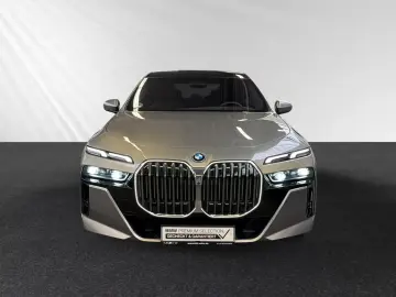 BMW 750 e xDrive M Sport TV-Fond-Entert.