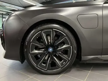 BMW 750 e xDrive M Sport Pro TV HUD PANO