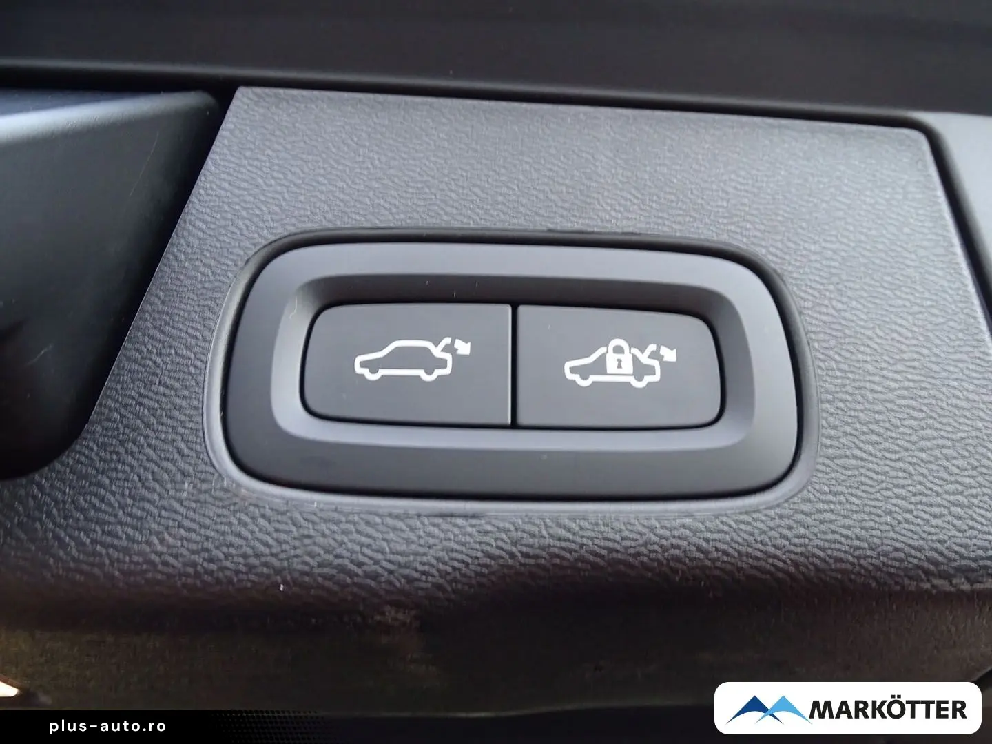 VOLVO XC60 Plus Black Edition Plug-In Hybrid AWD LED B