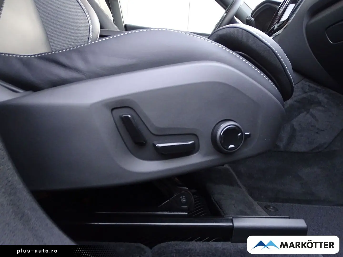 VOLVO XC60 Plus Black Edition Plug-In Hybrid AWD LED B