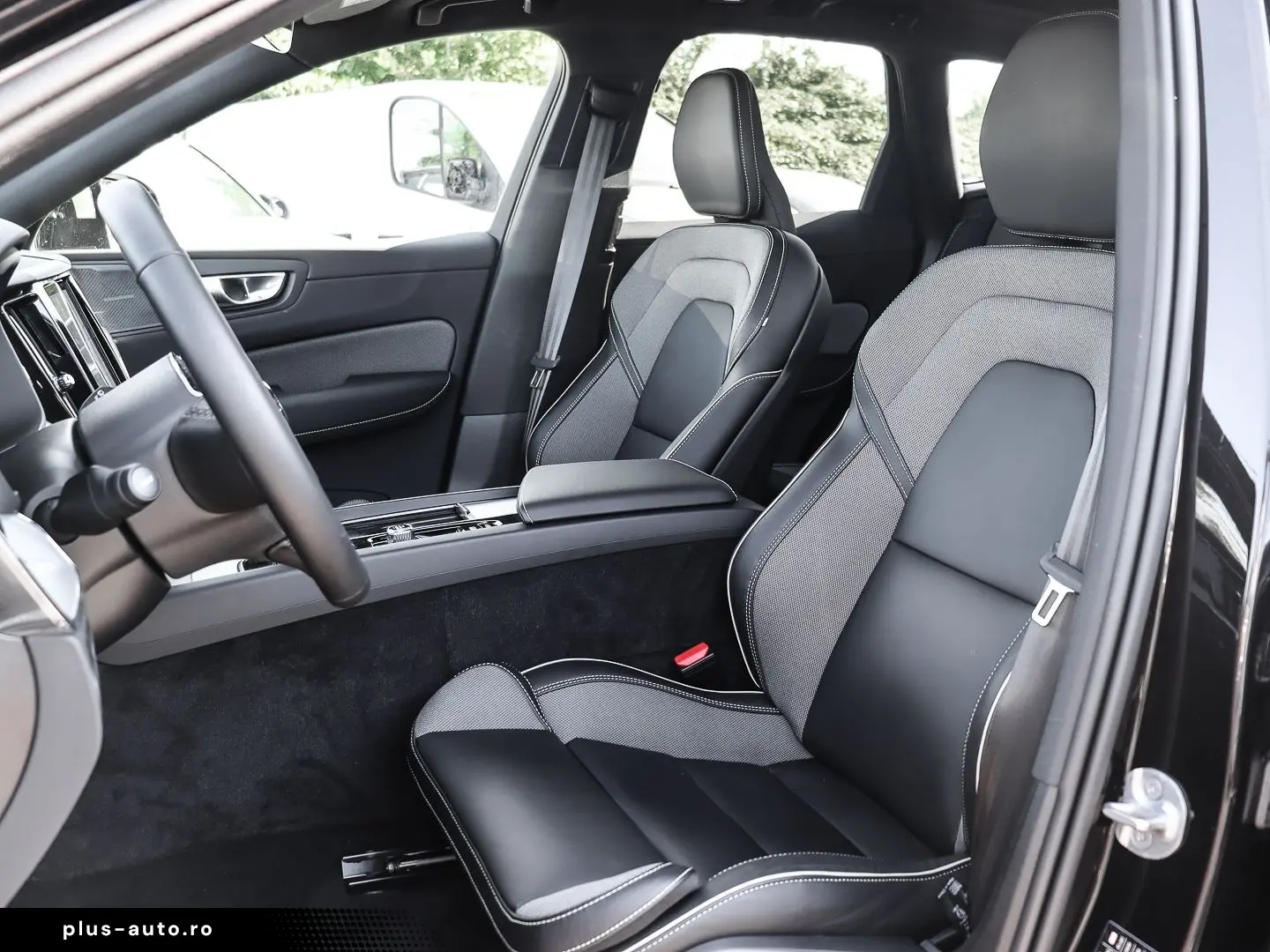 VOLVO XC60 Plus Dark Recharge Plug-In Hybrid AWD T6 Tw