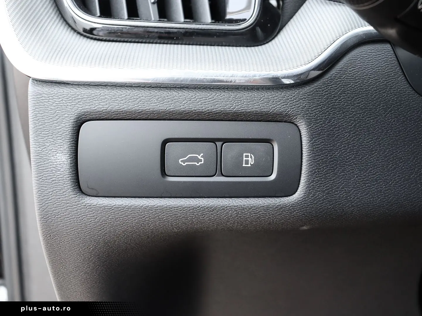 VOLVO XC60 Plus Dark Recharge Plug-In Hybrid AWD T6 Tw