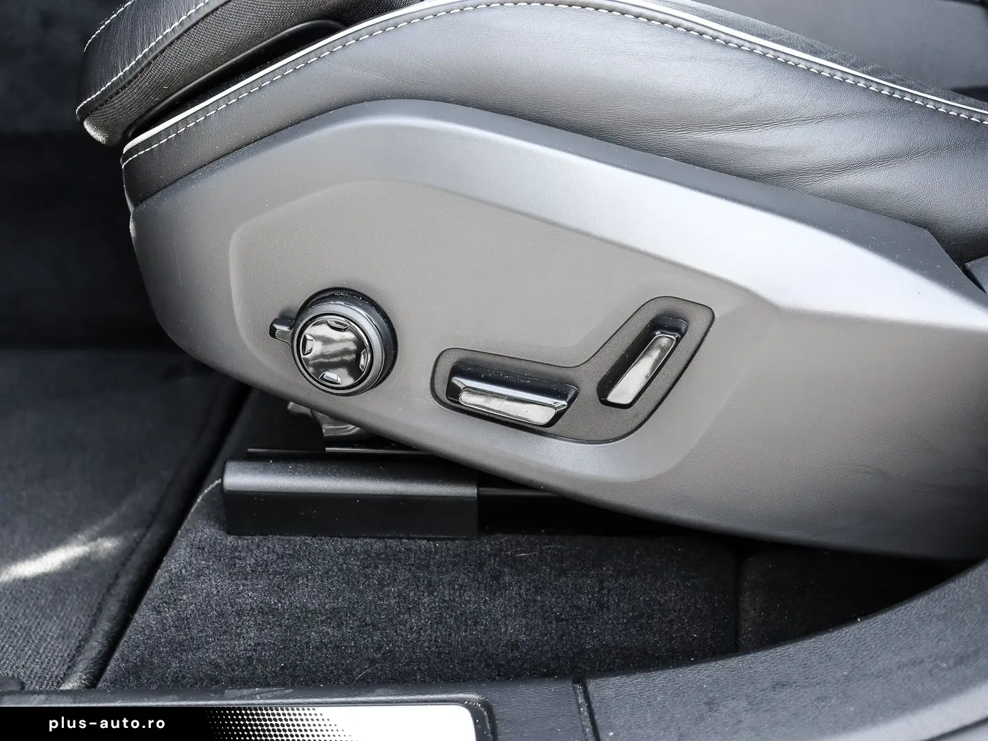 VOLVO XC60 Plus Dark Recharge Plug-In Hybrid AWD T6 Tw