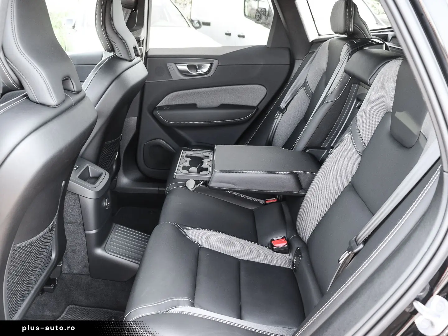 VOLVO XC60 Plus Dark Recharge Plug-In Hybrid AWD T6 Tw