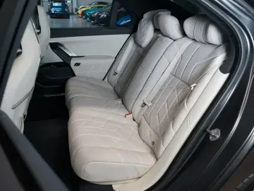 BMW 740 dxDRIVE B&W INDIVIDUAL TOW