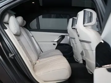 BMW 740 dxDRIVE B&W INDIVIDUAL TOW