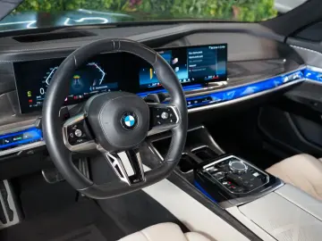 BMW 740 dxDRIVE B&W INDIVIDUAL TOW