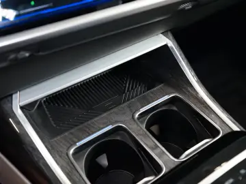 BMW 740 dxDRIVE B&W INDIVIDUAL TOW