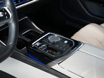 BMW 740 dxDRIVE B&W INDIVIDUAL TOW