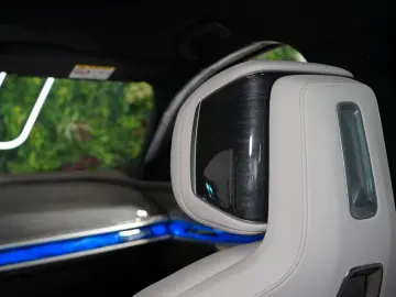 BMW 740 dxDRIVE B&W INDIVIDUAL TOW