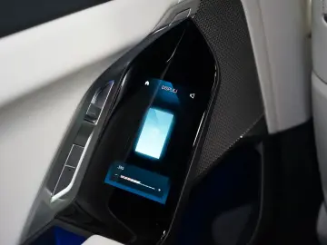 BMW 740 dxDRIVE B&W INDIVIDUAL TOW